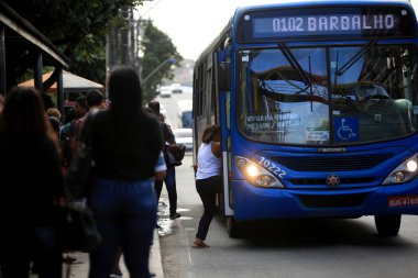 Salvador, Bahia, Brezilya - 22 Ağustos 2017: Yolcular Salvador 'daki Avenida Tancredo Neves otobüs durağında toplu taşıma araçlarında görüldü. * * * Yerel altyazı * * .