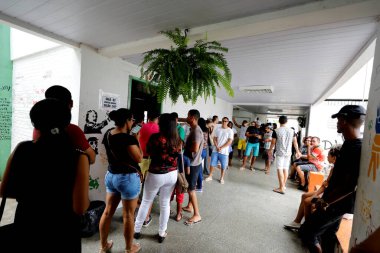 Salvador, Bahia, Brezilya - 7 Ekim 2018: İnsanlar Salvador şehrindeki seçim sırasında bir sandık merkezinde kuyruğa girerken görülüyor. * * * Yerel altyazı * * .