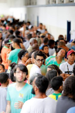 Salvador, Bahia, Brezilya - 7 Ekim 2018: İnsanlar Salvador şehrindeki seçim sırasında bir sandık merkezinde kuyruğa girerken görülüyor. * * * Yerel altyazı * * .