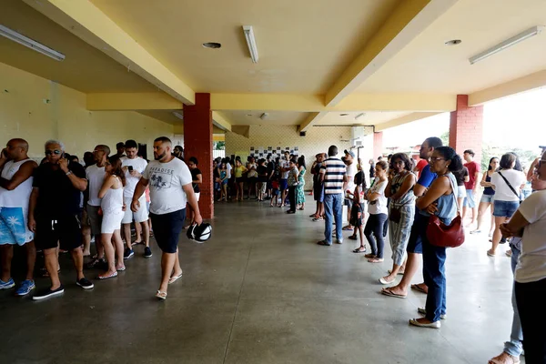 Salvador Bahia Brazil Oktober 2018 Man Ser Människor Köa Vallokal — Stockfoto