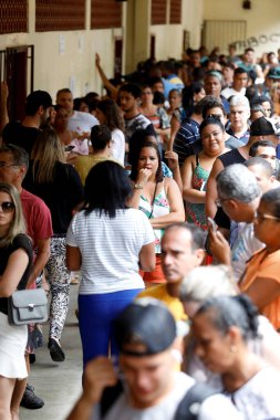 Salvador, Bahia, Brezilya - 7 Ekim 2018: İnsanlar Salvador şehrindeki seçim sırasında bir sandık merkezinde kuyruğa girerken görülüyor. * * * Yerel altyazı * * .