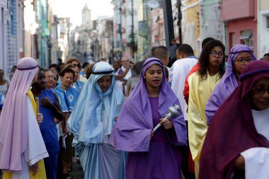Salvador, Bahia, Brezilya - 7 Nisan 2017 Kudüs 'te çarmıha gerilme sırasında İsa' nın yolunu gösteren dini tören alayı. Olay Salvador şehrinde gerçekleşiyor. * * * Yerel altyazı * * .