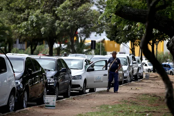 Salvador Bahia Brasilien August 2017 Ein Autofahrer Steht Salvador Vor — Stockfoto