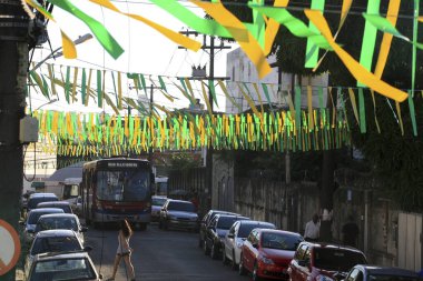 Salvador, Bahia, Brezilya - 26 Mayıs 2014: Salvador 'da Sao Joao onuruna festival döneminde bayraklarla süslenmiş sokak.