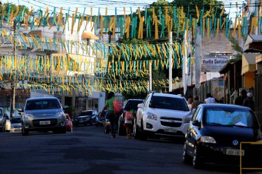 Salvador, Bahia, Brezilya - 26 Mayıs 2014: Salvador 'da Sao Joao onuruna festival döneminde bayraklarla süslenmiş sokak.
