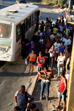 Salvador, Bahia, Brezilya - 26 Mayıs 2014: İnsanlar Salvador 'daki Piraja istasyonunda toplu taşıma otobüslerini beklerken görüldü.