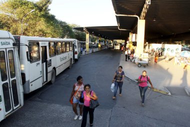 Salvador, Bahia, Brezilya - 26 Mayıs 2014: İnsanlar Salvador 'daki Piraja istasyonunda toplu taşıma otobüslerini beklerken görüldü.