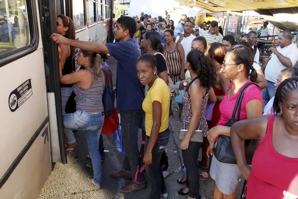 Salvador Bahia Brazil Μαΐου 2014 Άνθρωποι Φαίνονται Περιμένουν Λεωφορεία Των — Φωτογραφία Αρχείου