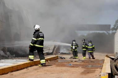 Salvador, Bahia, Brezilya - 31 Mayıs 2019: İtfaiye ekipleri Salvador şehrindeki bir fabrikada yangın çıkarırken görüldü..