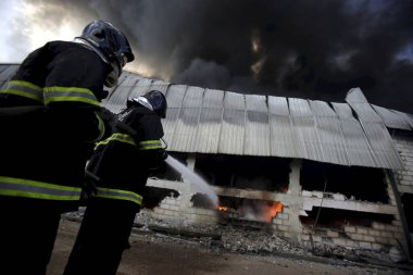 Salvador, Bahia, Brezilya - 31 Mayıs 2019: İtfaiye ekipleri Salvador şehrindeki bir fabrikada yangın çıkarırken görüldü..