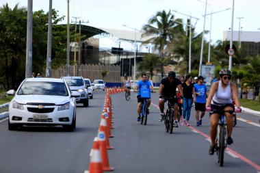 Salvador, Bahia, Brezilya - 7 Ağustos 2016: Salvador 'da bisiklet yolunda bisiklet süren kişi. * * * Yerel altyazı * *