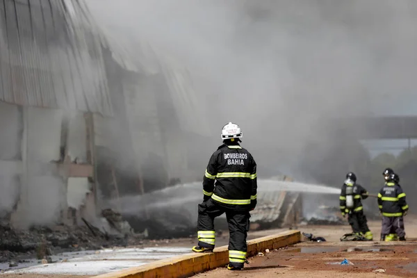 萨尔瓦多 巴伊亚 2019年5月31日 消防局成员在萨尔瓦多市一家工厂的火灾中工作 — 图库照片