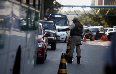 salvador, bahia, barazil - september 6, 2015: Military police blitz makes inspection of vehicles in traffic in the city of Salvador.