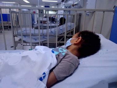 Salvador, Bahia, Brezilya - 18 Temmuz 2021: Çocuk Salvador 'daki bir hastanenin çocuk koğuşunda görüldü..