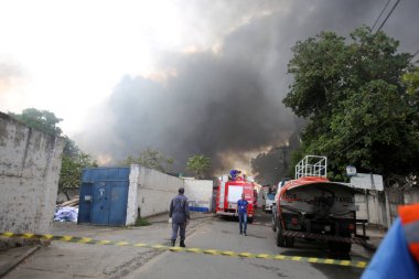 Salvador, Bahia, Brezilya - 19 Mart 2019: Salvador şehrindeki Valeria Mahallesi 'ndeki itfaiye teşkilatı itfaiye teşkilatı itfaiye teşkilatı yangını.