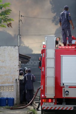 Salvador, Bahia, Brezilya - 19 Mart 2019: Salvador şehrindeki Valeria Mahallesi 'ndeki itfaiye teşkilatı itfaiye teşkilatı itfaiye teşkilatı yangını.
