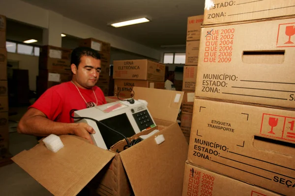 Berging Bahia Brazil Oktober 2010 Teknikeren Gjennomgår Elektronisk Valgboks Med – stockfoto