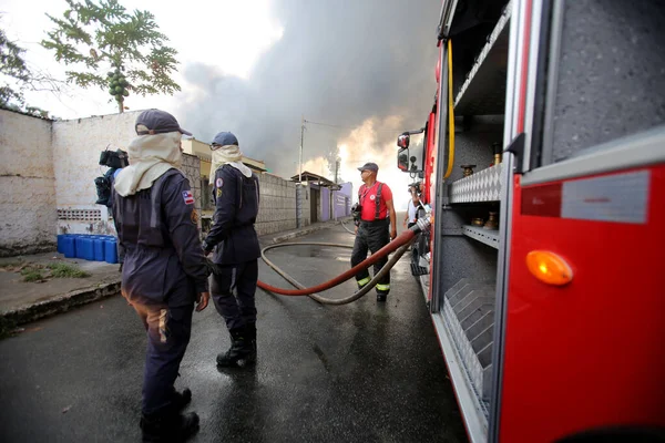 2019年3月19日 萨尔瓦多市瓦莱里亚区的消防局成员扑灭了床垫厂的大火 — 图库照片