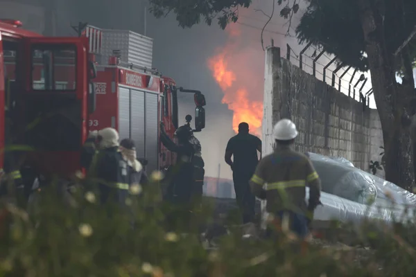 2019年3月19日 萨尔瓦多市瓦莱里亚区的消防局成员扑灭了床垫厂的大火 — 图库照片