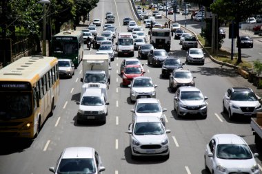 Salvador, Bahia, Brezilya - 20 Temmuz 2021: Salvador 'da trafik sıkışıklığı olan araçların hareketi. * * * Yerel altyazı * *