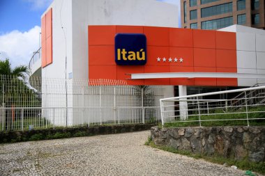 Salvador, Bahia, Brezilya - 20 Temmuz 2021: Salvador 'daki bir Itau banka şubesinin cephesi.