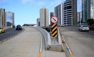 Salvador, Bahia, Brezilya - 20 Temmuz 2021: Trafik levhası zorunlu geçişi gösteriyor ve zebra şeridi Salvador 'daki bir trafik şeridinde engel ve tehlike işareti olduğunu gösteriyor.