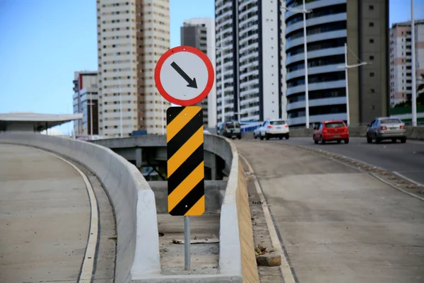 ブラジルのバヒア州サラドール発 2021年7月20日交通標識によると サルバドール市内の交通路に障害物や危険標識があります — ストック写真