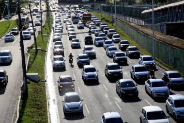 Salvador, Bahia, Brezilya - 20 Temmuz 2021: Salvador 'daki avenida Paralela' da araçlar sürülüyor. * * * Yerel altyazı * *