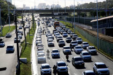 Salvador, Bahia, Brezilya - 20 Temmuz 2021: Salvador 'daki avenida Paralela' da araçlar sürülüyor. * * * Yerel altyazı * *
