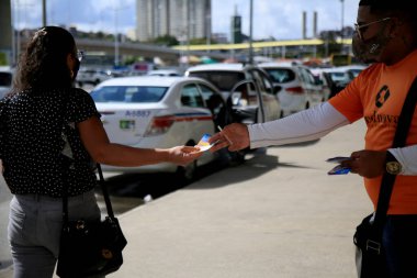 Salvador, Bahia, Brezilya - 20 Temmuz 2021: Salvador şehrindeki sokakta servis broşürü dağıtan kişi.