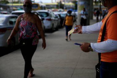 Salvador, Bahia, Brezilya - 20 Temmuz 2021: Salvador şehrindeki sokakta servis broşürü dağıtan kişi.