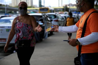 Salvador, Bahia, Brezilya - 20 Temmuz 2021: Salvador şehrindeki sokakta servis broşürü dağıtan kişi.