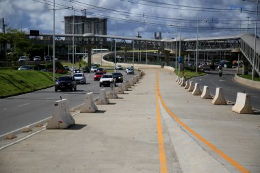 Salvador, Bahia, Brezilya - 20 Temmuz 2021: Salvador 'daki Avenida ACM' de yapım aşamasındaki BRT araçları için özel bir şerit görüntüsü.