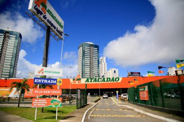 Salvador, Bahia, Brezilya - 20 Temmuz 2021: Salvador şehrindeki Atacadao süpermarketinin cephesi