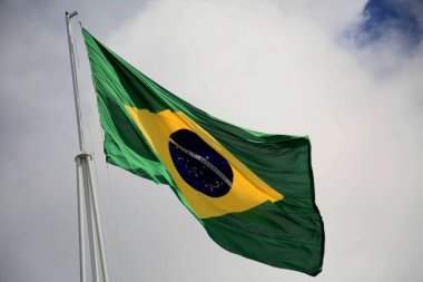 Salvador, Bahia, Brezilya - 20 Temmuz 2021: Salvador şehrindeki bir süpermarketin direğinde Brezilya bayrağı görülüyor.