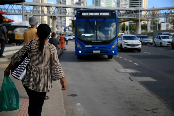 살바도르 정류장에서 승객들 버스를 기다리고 이보이다 — 스톡 사진
