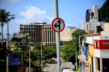Salvador, Bahia, Brezilya - 20 Temmuz 2021: trafik işareti Salvador şehrinde sola dönün ya da ilerleyin anlamına geliyor. * * * Yerel altyazı * *