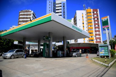 Salvador, Bahia, Brezilya - 20 Temmuz 2021: Salvador şehrindeki Petrobras şebekesinin ön cephesi. * * * Yerel altyazı * *