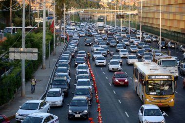Salvador, Bahia, Brezilya - 22 Aralık 2017: Salvador şehrinde trafik sıkışıklığı olan araçların hareketi. * * * Yerel altyazı * *