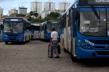 Salvador, Bahia, Brezilya - 4 Nisan 2019: Otobüs şoförü, Salvador şehrindeki bir şirket garajında çakıl taşı hareketi sırasında görüldü. * * * Yerel altyazı * *