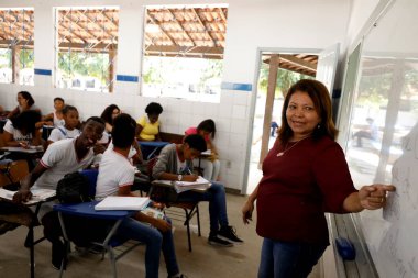Lauro de Freitas, Bahia, Brezilya - 21 Ağustos 2019: Devlet okulu öğrencileri Lauro de Freitas şehrindeki bir sınıfta görülmektedir. * * * Yerel altyazı * *