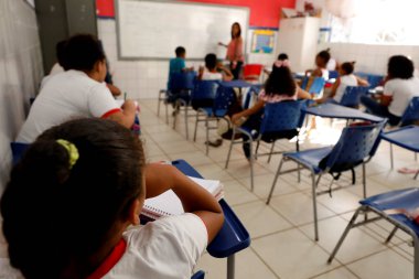 Lauro de Freitas, Bahia, Brezilya - 21 Ağustos 2019: Devlet okulu öğrencileri Lauro de Freitas şehrindeki bir sınıfta görülmektedir. * * * Yerel altyazı * *