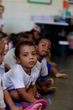 Salvador, Bahia, Brezilya - 24 Temmuz 2019: Salvador kentindeki Bahia Askeri Polisi 'nin kreşinde çocuklar görülüyor. * * * Yerel altyazı * *