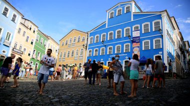 Salvador, Bahia, Brezilya - 27 Temmuz 2021: Salvador 'un tarihi merkezi Pelourinho bölgesini ziyaret eden turistler.