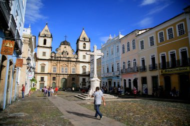 Salvador, Bahia, Brezilya - 27 Temmuz 2021: Salvador 'un tarihi merkezi Pelourinho bölgesini ziyaret eden turistler.