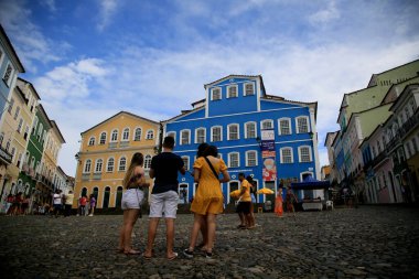 Salvador, Bahia, Brezilya - 27 Temmuz 2021: Salvador 'un tarihi merkezi Pelourinho bölgesini ziyaret eden turistler.