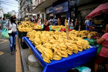Salvador, Bahia, Brezilya - 27 Temmuz 2021: Gayri resmi pazardaki meyve ve sebze satıcıları Salvador kentinde görülmektedir..