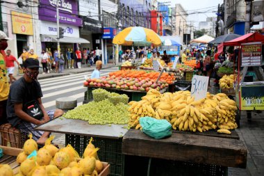Salvador, Bahia, Brezilya - 27 Temmuz 2021: Gayri resmi pazardaki meyve ve sebze satıcıları Salvador kentinde görülmektedir..