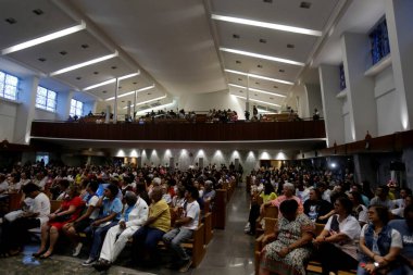 Salvador, Bahia, Brezilya - 13 Ekim 2019: Santa Dulce of the Poor hayranları Salvador 'daki Santa Mabet' te ayin sırasında görüldüler..