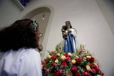 Salvador, Bahia, Brezilya - 13 Ekim 2019: Santa Dulce dos Pobres rahibesinin Salvador 'daki tapınakta azizin heykeliyle birlikte geri dönüşü.